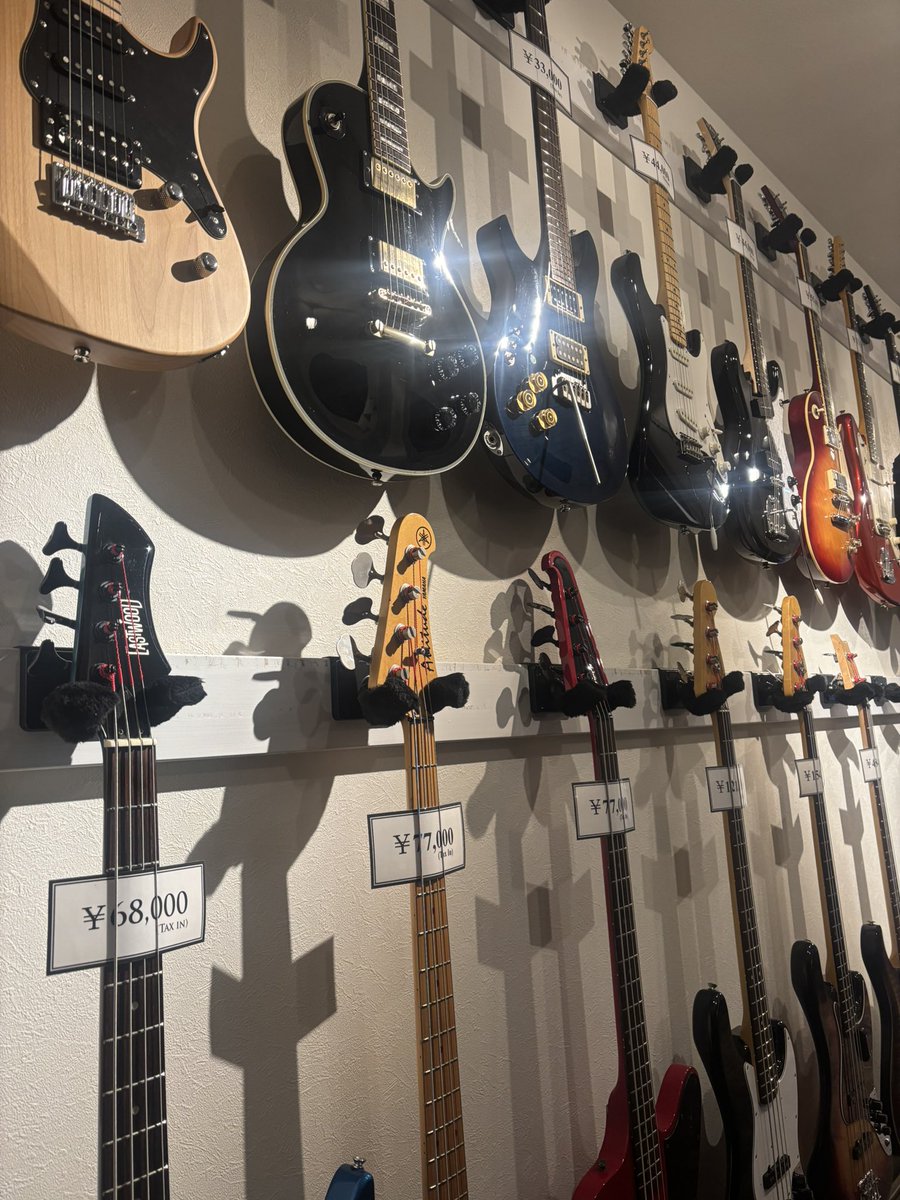 custom_en's tweet image. 当店はGW期間中、休まず通常営業しております。
またお手頃なギターも増えてきましたので、これから始める初心者の方もお気軽にご来店ください。
(店頭に無い商品の取扱いも出来ますので、お気軽にご相談ください)
皆様のご来店、心よりお待ちしております。

#gen #ギター #ベース #ドラム #リペア