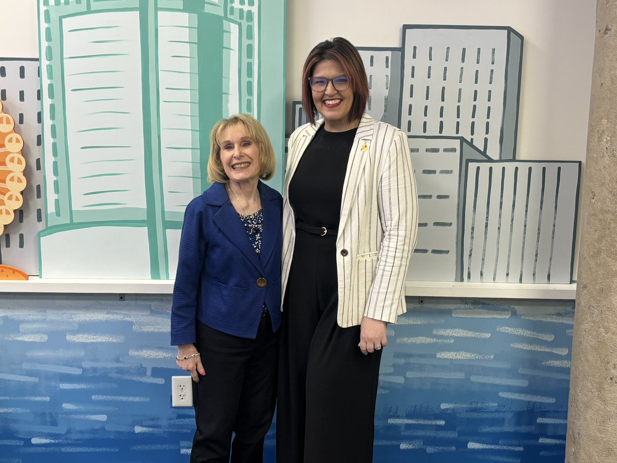 highheelsuccess's tweet image. Friday First!  Today was my first time to meet international Director of Toastmasters, Jenilee Taylor.  What a powerhouse!  Some takeaways:
1) Always know your room, do your research thoroughly 
2) Clarity over catchphrases!  
3) Deep listening is a lost art!
#toastmasters