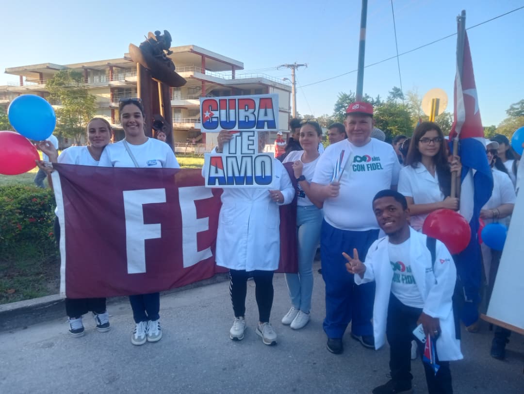 La salud, conquista de la Revolución. 
Presentes hoy en este desfile por el #1Mayo con el compromiso de seguir adelante siempre unidos y firmes porque #LaPatriaSeDefiende
#CubaEstáFirme