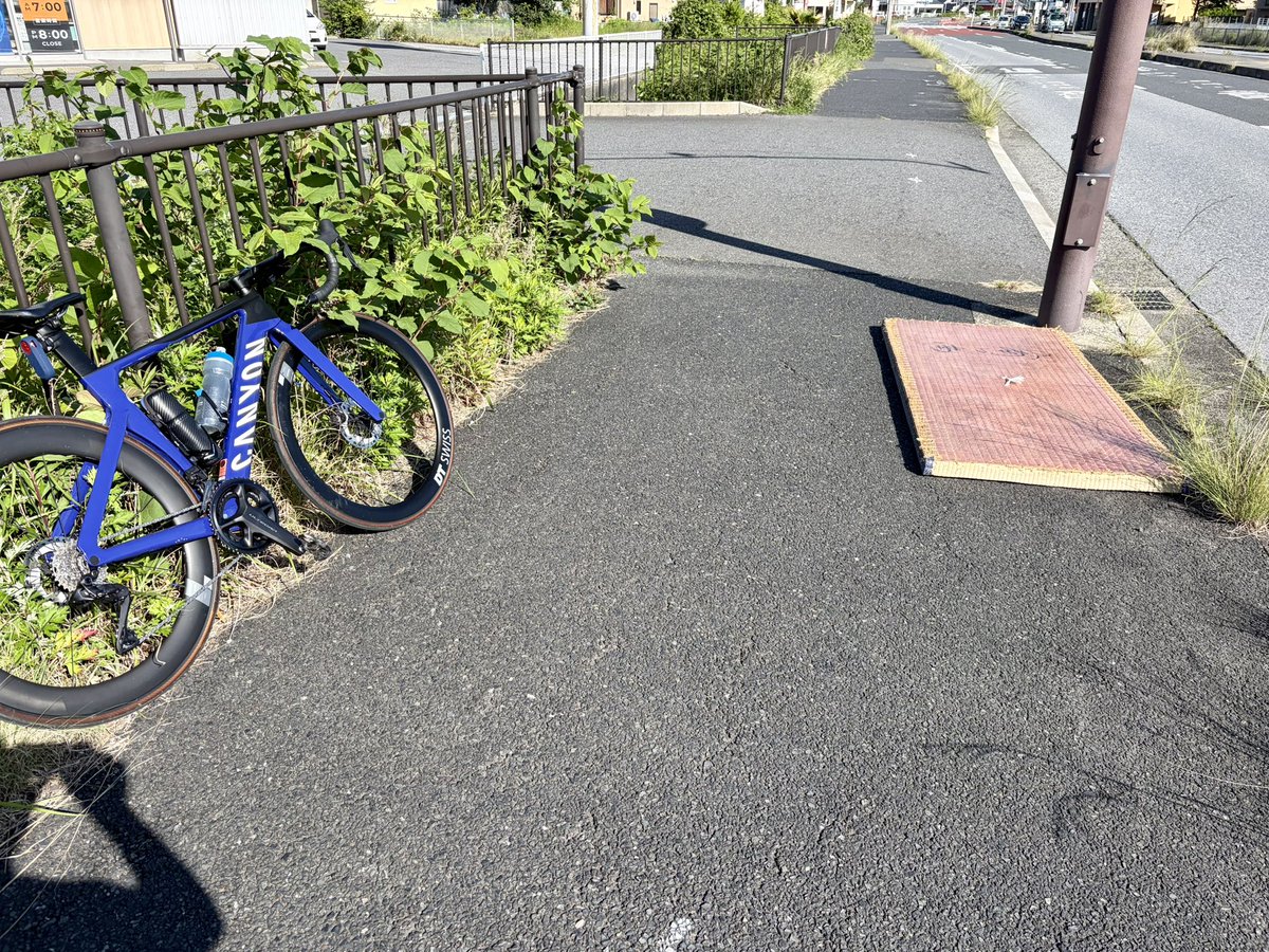 Shin33R's tweet photo. 館山市内のバイパスを走ってたら前方で車がみんな急停車。何かと思ったら2車線のど真ん中にタタミが落ちてた。
一番身軽な私が歩道に引きずりあげ、帰宅後に念のため最寄りの警察署に通報。

でもこれは始まりに過ぎなかった・・・

#落下物
#館山市 https://t.co/t9kWzbUVY9