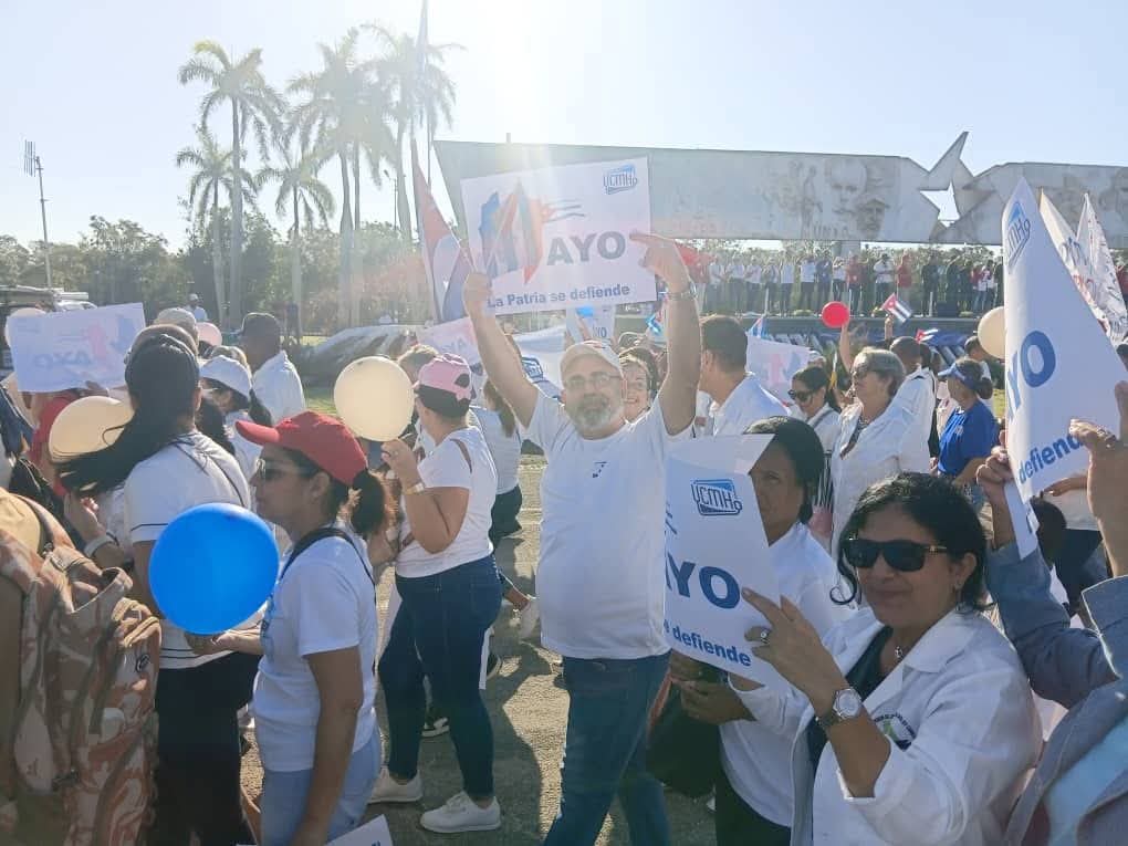 FilialHlg's tweet photo. 🇨🇺La Patria se defiende 🇨🇺
🇨🇺En la Plaza de la Revolución  holguinera nuestros estudiantes y trabajadores desfilan unidos por el 1ro de Mayo🇨🇺 https://t.co/0q27K4JPQi