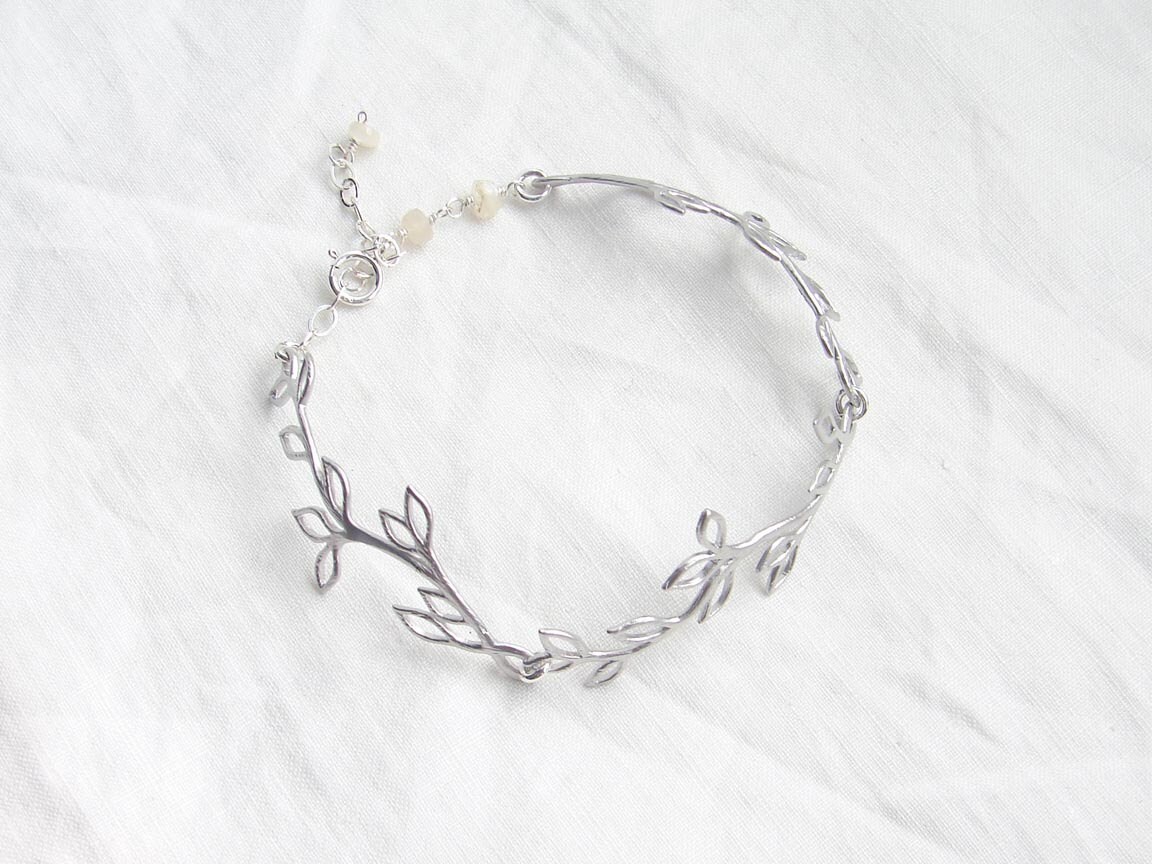 JewelryByMikako's tweet image. Matte Silver Laurel Leaf Bracelet. Dainty Matte Gold Twig with Moonstone. June Birthday. Bridesmaid Gift. Simple Modern Jewelry by PetitBlu tuppu.net/9d85e9d5  #FreeShipping