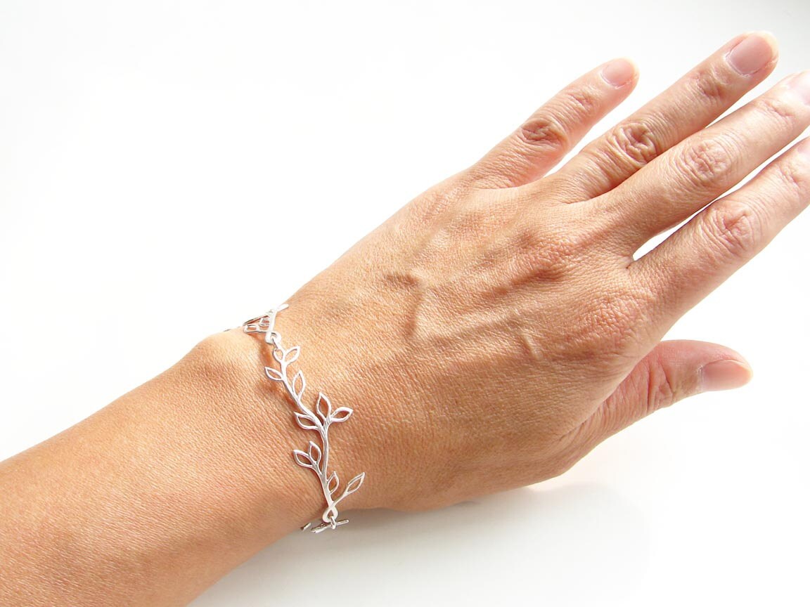 JewelryByMikako's tweet image. Matte Silver Laurel Leaf Bracelet. Dainty Matte Gold Twig with Moonstone. June Birthday. Bridesmaid Gift. Simple Modern Jewelry by PetitBlu tuppu.net/9d85e9d5  #FreeShipping
