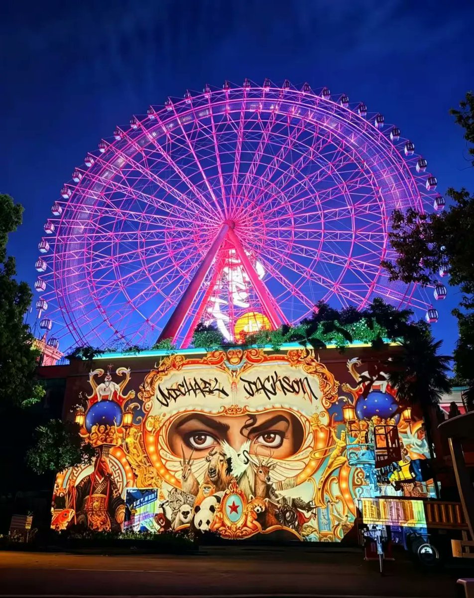 mkgenie's tweet image. Magnificent! Asia's largest MJ-themed graffiti wall is now finished at Window of the World theme park in Changsha, China. Top graffiti artist Ma Xiao (Max017) permanently etched #MichaelJackson's iconic Dangerous cover as a giant mural, creating a new city landmark. #MichaelMovie