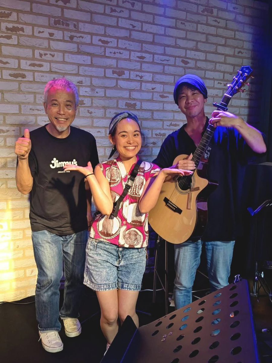 なんと本日18時から宮古テレビ「週間あがんにゃ」生出演！
5/6のライヴの宣伝でこの3人で出ます(髪の毛ピンクや笑)。演奏も少し。
ちなみに「あがんにゃ」は宮古島の方言で「なんてこった」といった意味。言葉の響きが面白いし、さらに感情がこもった(あるいはこもらない)言い方するとさらに面白い。😁