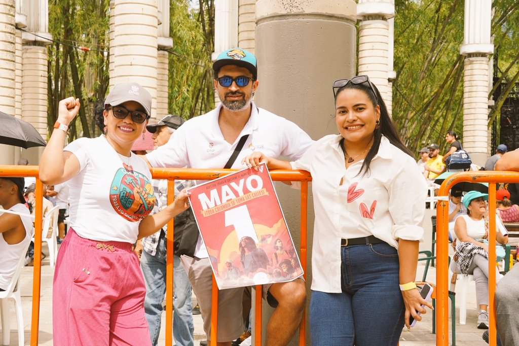 Magdis289's tweet photo. Mi ❤️ está lleno de alegría X el deber cumplido, con el liderazgo de @NataliaIrene, @DNP_Colombia entregó a trabajador@s de Colombia #Conpes  #TrabajoDignoDecente esto no sería posible sin articulación, trabajo colectivo y el liderazgo inicial de la ex-ministra @GloriaRamirezRi https://t.co/QEJ48mic6i