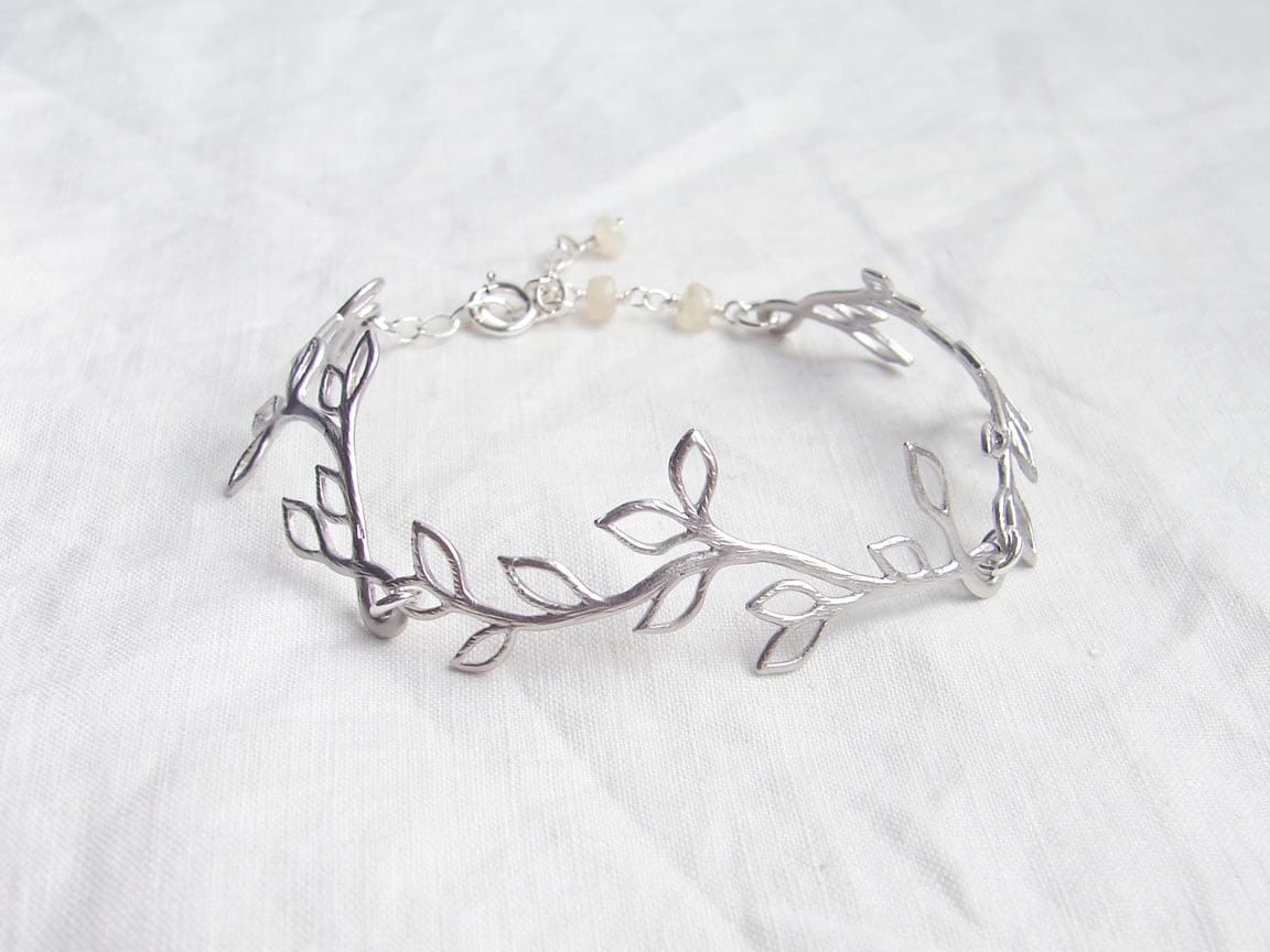 JewelryByMikako's tweet image. Matte Silver Laurel Leaf Bracelet. Dainty Matte Gold Twig with Moonstone. June Birthday. Bridesmaid Gift. Simple Modern Jewelry by PetitBlu tuppu.net/9d85e9d5  #FreeShipping