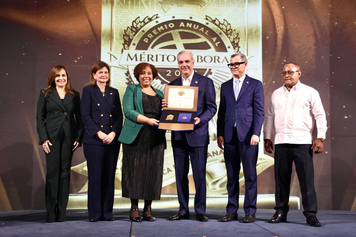 En el marco del Día Internacional del Trabajo, el presidente @LuisAbinader, la vicepresidenta <a href="/RaquelPenaVice/">Raquel Peña</a> y el ministro de Trabajo, <a href="/EddyOlivares14/">Eddy Olivares</a>, encabezaron la primera edición del Premio Anual al Mérito Laboral.