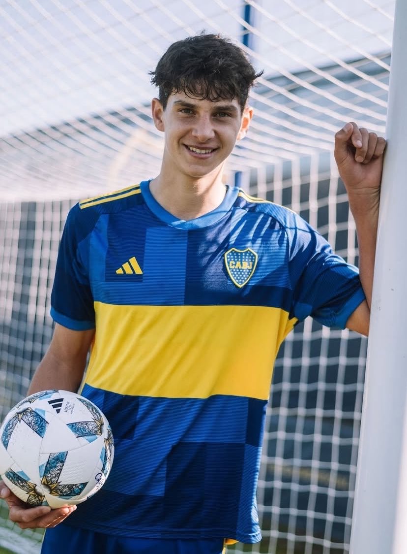 ✅Joaquín Piñeyro debutó con la Reserva de Boca.

👉🏽Delantero categoría 2008.

✍🏼Ya firmó su primer contrato con el club hasta 2027.

⚽️Convirtió 11 goles en 20 partidos en 2025.

🇦🇷El año pasado jugó el Sudamericano Sub17 con la Selección Argentina y le anotó un doblete a Peru.
