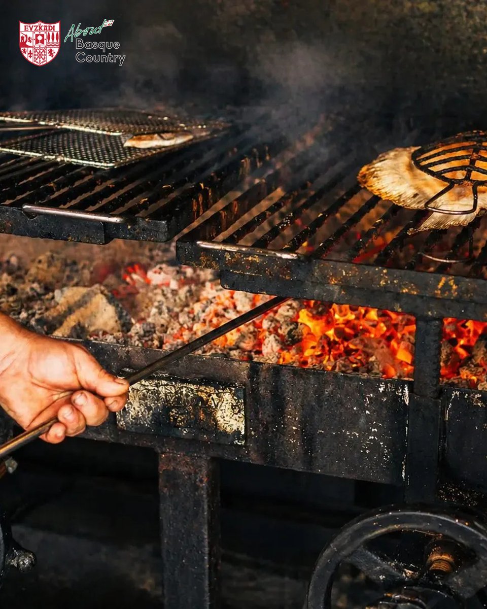 Basque_Country's tweet image. Elkano ha convertido la parrilla en una forma de leer el mar vasco desde Getaria. Tradición, producto y sostenibilidad en un nombre clave de la gastronomía.

Lee el resumen completo del día en About Basque Country:

go.aboutbasquecountry.eus/noticias-20260…

#Aboutbc #Italia