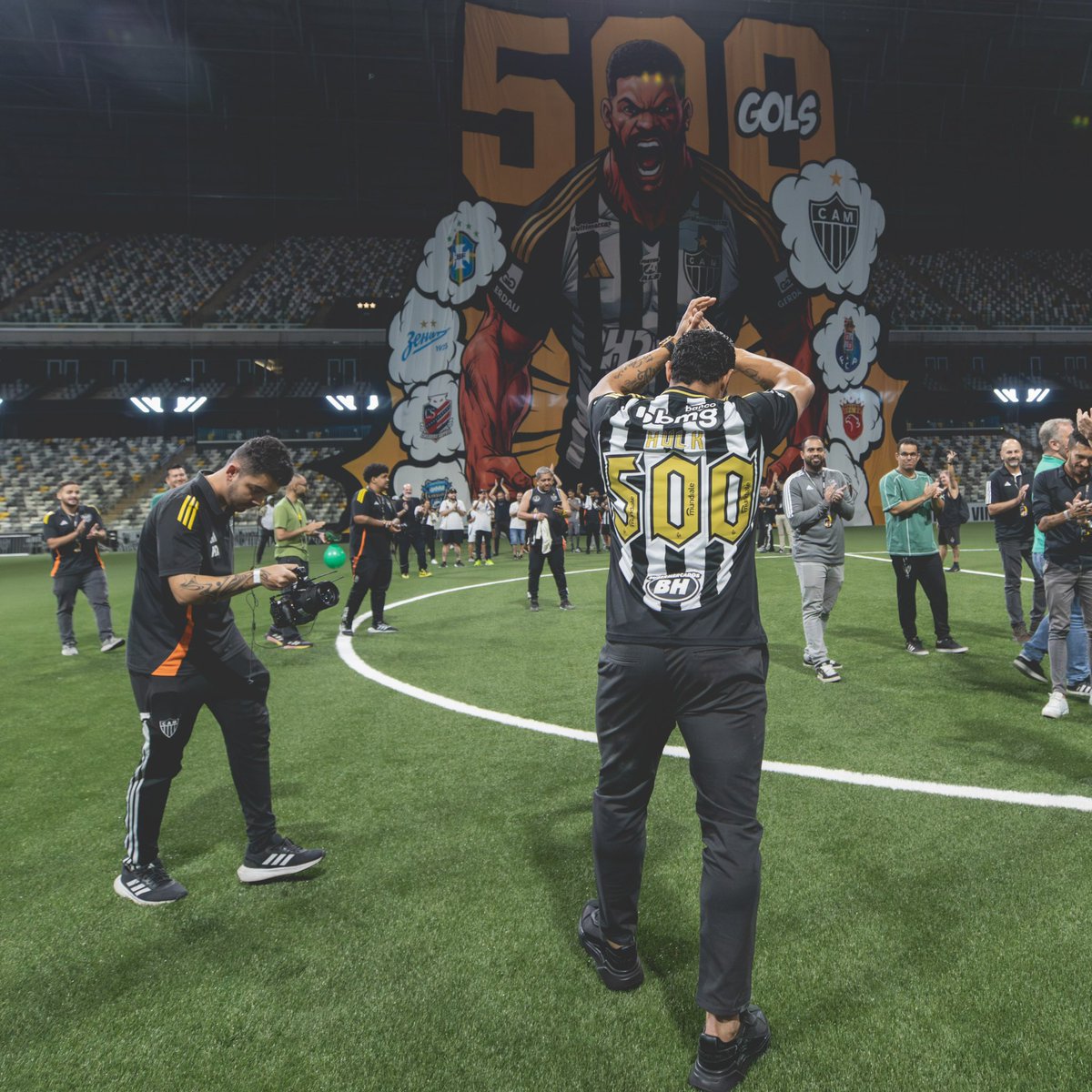 luisoamaral's tweet photo. Não é fácil dizer adeus…

Maluco pensar que daqui muitos anos, quando forem contar a história do maior jogador da história do Galo, muitas imagens ali vão ser minhas. 

Você fez história e deixou um legado. Obrigado, Hulk! Nós gostamos demais da conta docê! 🫶 https://t.co/0VoanVy4zR