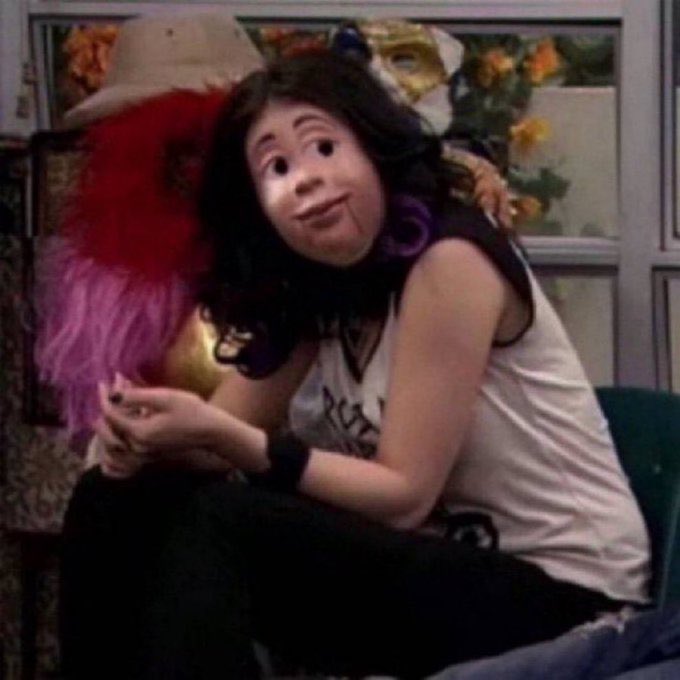 eu dou tanta risada com esses estáticos da cat e jade com a cara do boneco do robbie