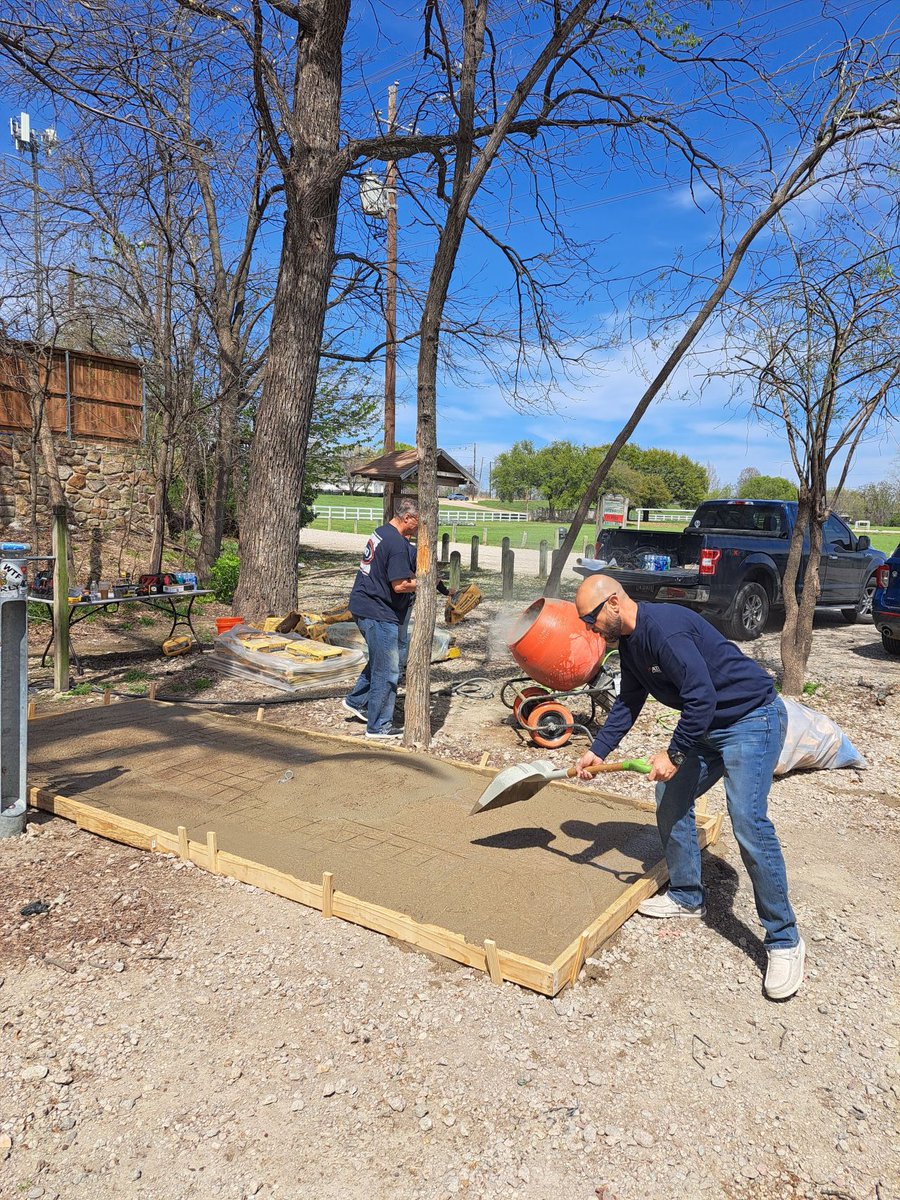 ATIrestoration's tweet image. We’re usually helping people on job sites, but this was a nice change of pace.

The Dallas team gave their time at Harry S Moss Park picking up trash and building a concrete pad for their new picnic benches!

📸: Zac F.
#ATIrestoration #ATICARES #Volunteering