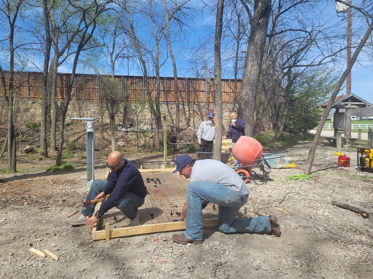 ATIrestoration's tweet image. We’re usually helping people on job sites, but this was a nice change of pace.

The Dallas team gave their time at Harry S Moss Park picking up trash and building a concrete pad for their new picnic benches!

📸: Zac F.
#ATIrestoration #ATICARES #Volunteering