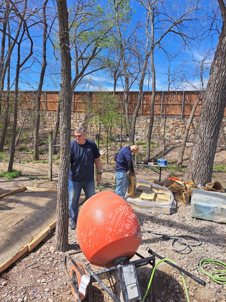 ATIrestoration's tweet image. We’re usually helping people on job sites, but this was a nice change of pace.

The Dallas team gave their time at Harry S Moss Park picking up trash and building a concrete pad for their new picnic benches!

📸: Zac F.
#ATIrestoration #ATICARES #Volunteering
