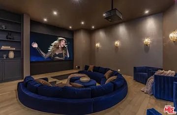 PortalSelenaBR's tweet image. Comprariam?

De acordo com a TMZ, Selena Gomez colocou à venda sua mansão em Los Angeles por US$ 6,5 milhões (R$ 32,4 milhões). 

A propriedade possui 6 quartos, 10 banheiros, estúdio vocal, sala de massagem, adega, cinema, academia e camarim, além de uma cachoeira e um riacho