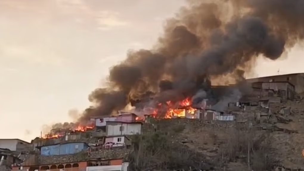 GacetaPeruTv's tweet image. 🔴🔵🟢 #Último #independencia |  Incendio arrasa viviendas en Independencia y desata emergencia.
Un fuerte incendio consumió varias viviendas en la zona alta de Independencia este viernes. La emergencia movilizó siete unidades del Cuerpo de Bomberos.