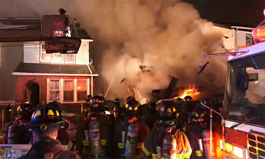 MarielaHec's tweet image. Video nga momenti i shprëthimit! Kanë patur të gjithë ëngjëll!
#newyork #queens #fire #house #explosion 
mast.al/2026/05/02/shp…