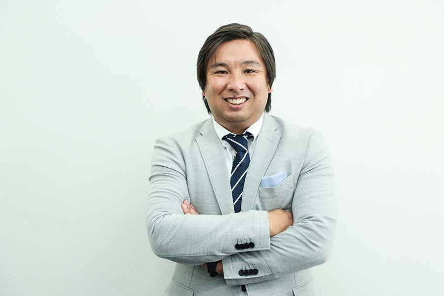 SaaS_buddy's tweet photo. 「二流選手」と言われながら、引退後も年収1億円を叩き出した 里崎智也が語るビジネス哲学6選がすごい。

1.まず走れ、考えるな 
迷ってる間に他人にスタートを切られる。 能力がないからこそ、誰よりも早く動くことで先行者利益を取りに行く。

2.「量より質」は罠 
量をやってきたベテランが言うから意味がある言葉。 スタートラインにいる人間が使うのは、ただの怠惰の言い訳。 世界のトップで「質より量」と言った人間は一人もいない。

3.誰もやらないことがチャンス 
「誰でもできないこと」は特殊能力が要る。 「誰でもできること」でも誰もやっていないことこそ、ハードルが低くて参入しやすいブルーオーシャン。 彼の場合は12球団全試合総チェックがそれ。

4.ヒールという生存戦略 
ヒーローは競争率が高い。ヒールは誰も目指さないから競争がない。 ただしヒールは頭を使わないとできない。知識と計算があってはじめて成立する。

5.ハッタリ・勇気・愛嬌 
自分という商品を大きく見せ（ハッタリ）、押されても引かず（勇気）、愛嬌で場をつなぐ。 自分の商品価値を自分で下げることが一番のNG。

6.人と比べない幸福論 
幸せの尺度を他人に置くから苦しくなる。「自分が満足かどうか」だけが基準。 他人が何をもらおうと1mmも関係ない。
才能じゃない。戦略で人生を生き抜こう。