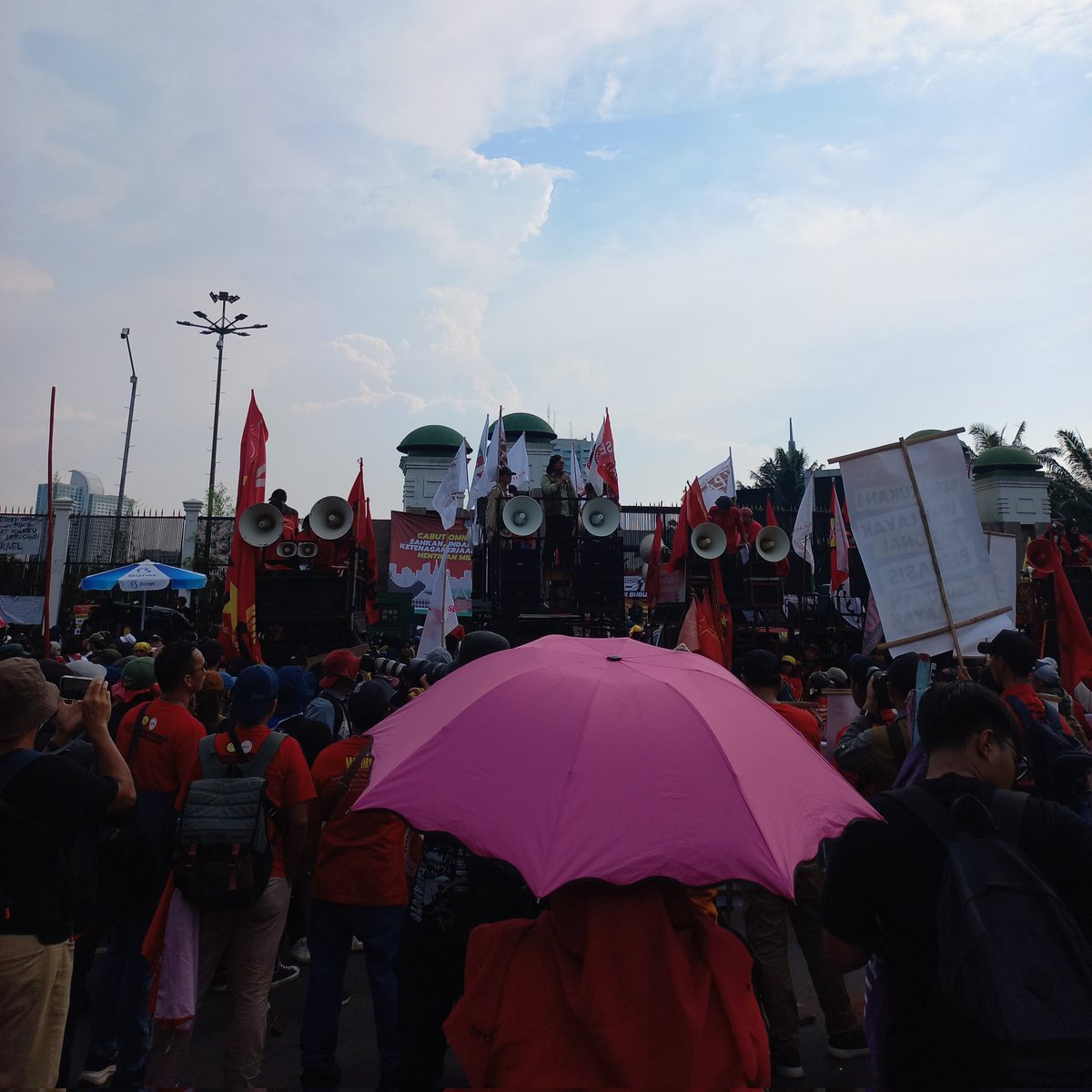 filsebat's tweet photo. Selamat hari buruh sedunia! #MayDay2026 https://t.co/3C7ynzbPNS