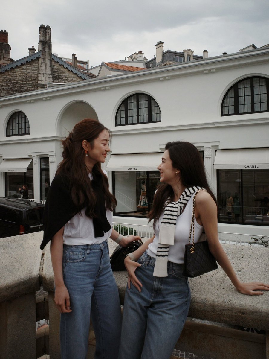 jingployz's tweet photo. 'cause i always had a vision of us standing like this https://t.co/1S97UfHUds