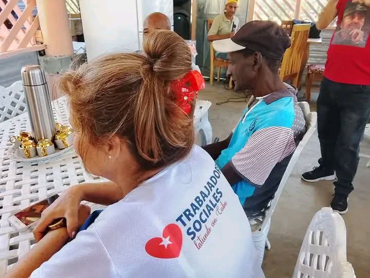 Bm_martos's tweet image. #PinardelRío en el municipio de San Juan y Martinez , se apertura el Hogar de Alimentación Comunitario en el Consejo Popular Campo Hermoso.
Donde se benefician personas en situación de vulnerabilidad 
#TodosContamos 
#LatiendoConCuba
#TrabajoSocial
#MTSS