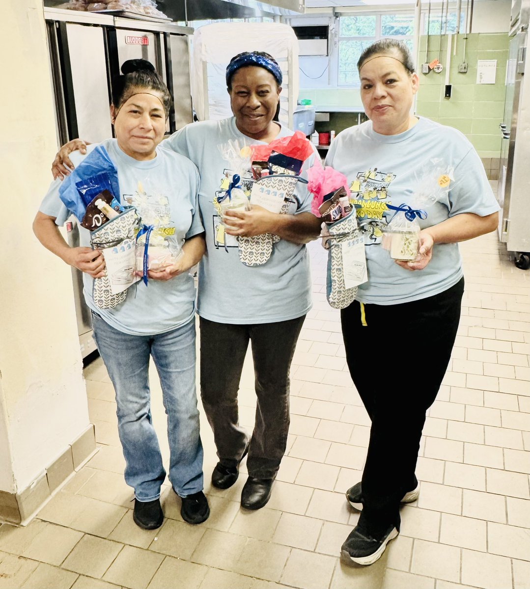 JEANNICOLE06's tweet photo. Happy Super Lunch HERO Day. Thank you ladies for making sure every scholar needs are met with a loving smile ❤️. @WesleyES_HISD https://t.co/vRYmgkgUYS