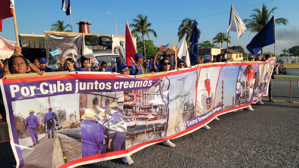 AnayMorera85's tweet photo. Un desfile colorido, compacto y lleno de https://t.co/eDSzuXmHsx majestuoso nuestro pueblo.#LaPatriaDeDefiende 
#100fuegosVibra 
#100AñosConFidel https://t.co/6zthap7zVu