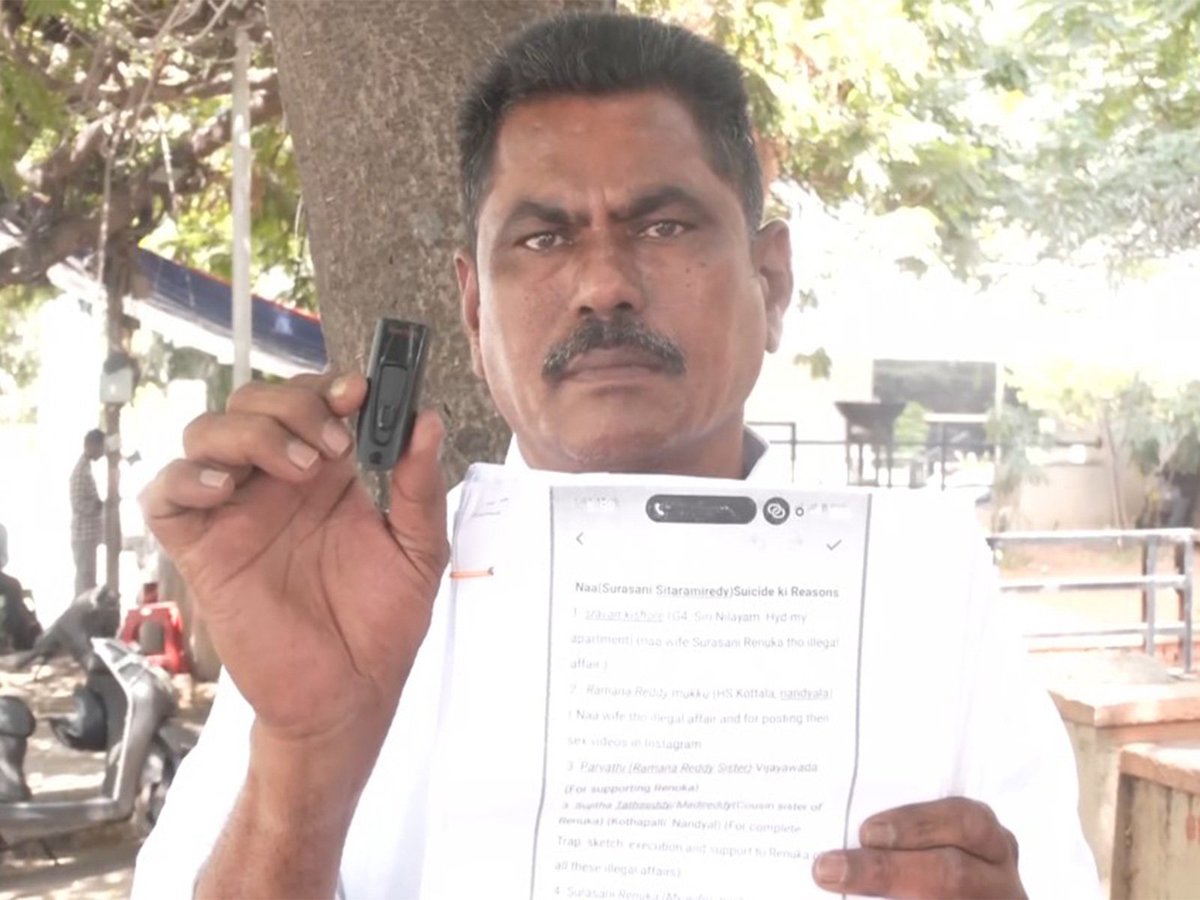 ani_digital's tweet image. Telangana: Grieving father of deceased appeals for justice, police protection after son's suicide

Read @ANI Story | aninews.in/news/national/…

#Telangana #Suicide #PoliceProtection