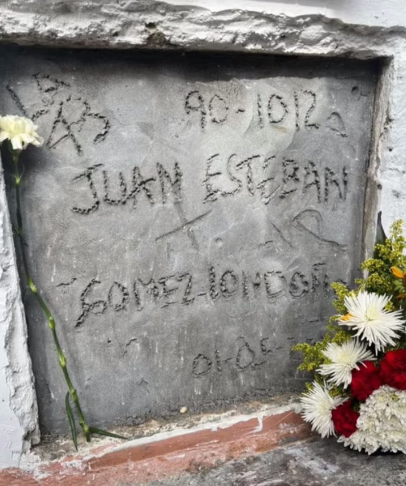 submundodocrime's tweet photo. Os “157” de Manrique, bairro de Medellín, na Colômbia, se deram mal outra vez em uma tentativa de roubo a um militar de folga.

Chamados por lá de ''fleteros'', eles tentaram roubar o militar, que estava com a namorada e reagiu, matando dois e ferindo um, este último com risco de ficar paraplégico.

Eles estavam em duas motos e somente um dos assaltantes conseguiu fugir no meio do tiroteio.

Um dos mortos foi identificado como Juan Esteban, de 18 anos.