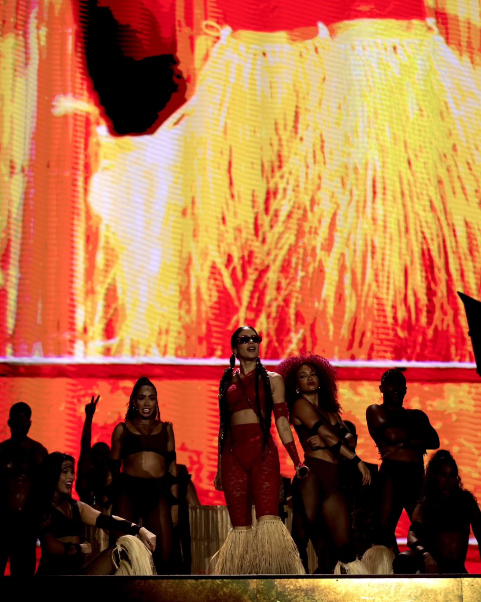 Anitta tweet media