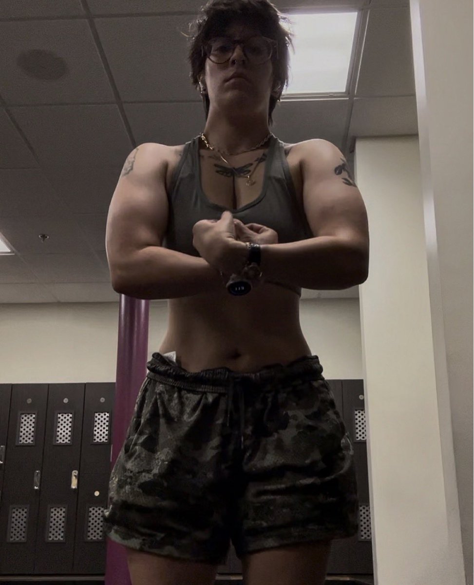 mallwhorefrees's tweet image. Staring at this picture of myself jaw dropped surely that cannot be me #butch #lesbian #notnodamnwuhluhwuhwedykesouthere #dykeasshoe #queer