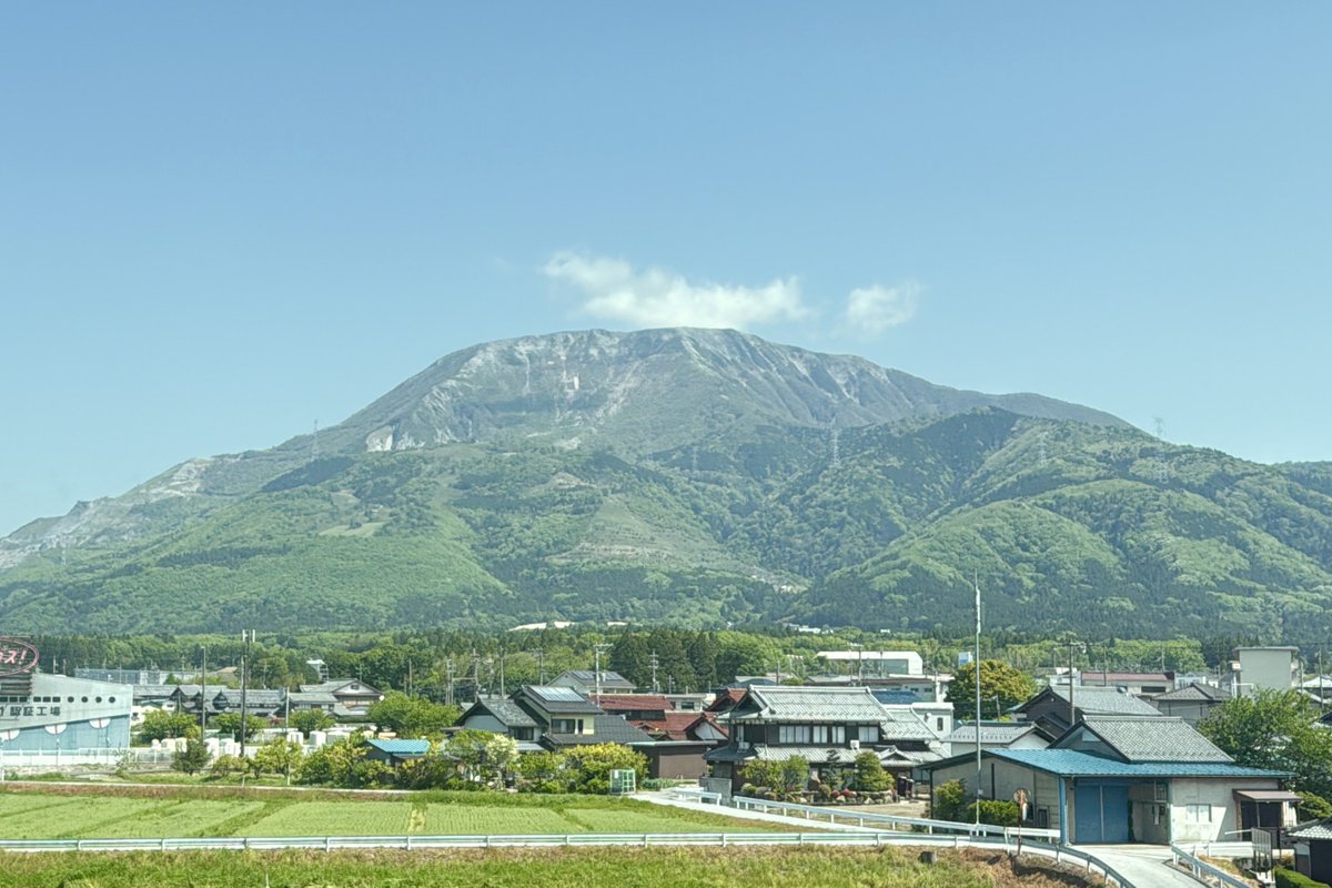GWの新幹線から見る伊吹山。美しいですね。