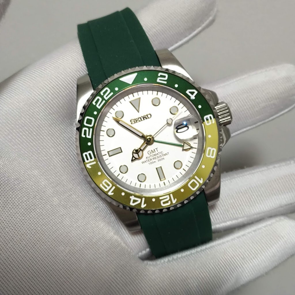 sub_zero_pr's tweet photo. Getting ready for Packers season! Just ordered my new game time watch. What do you think? #GoPackGo https://t.co/4ICgxC7G8d