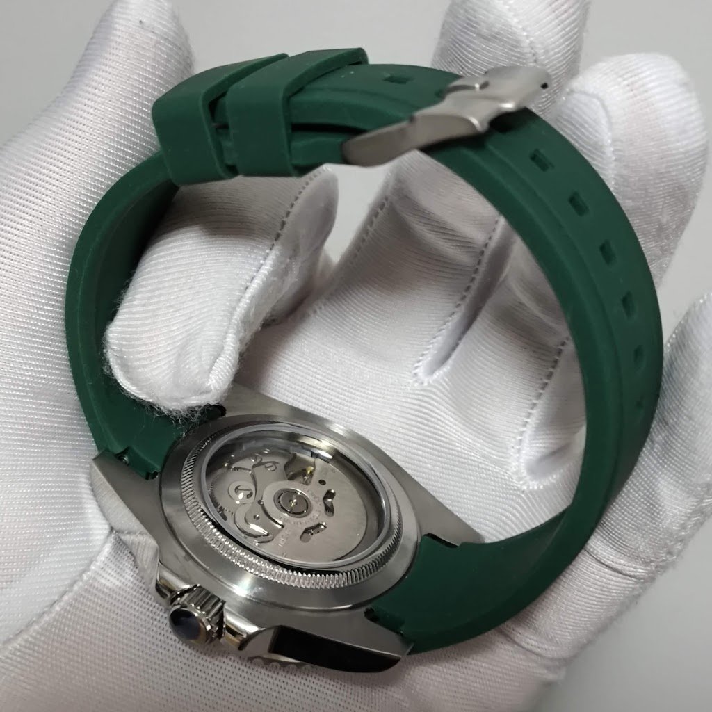 sub_zero_pr's tweet photo. Getting ready for Packers season! Just ordered my new game time watch. What do you think? #GoPackGo https://t.co/4ICgxC7G8d