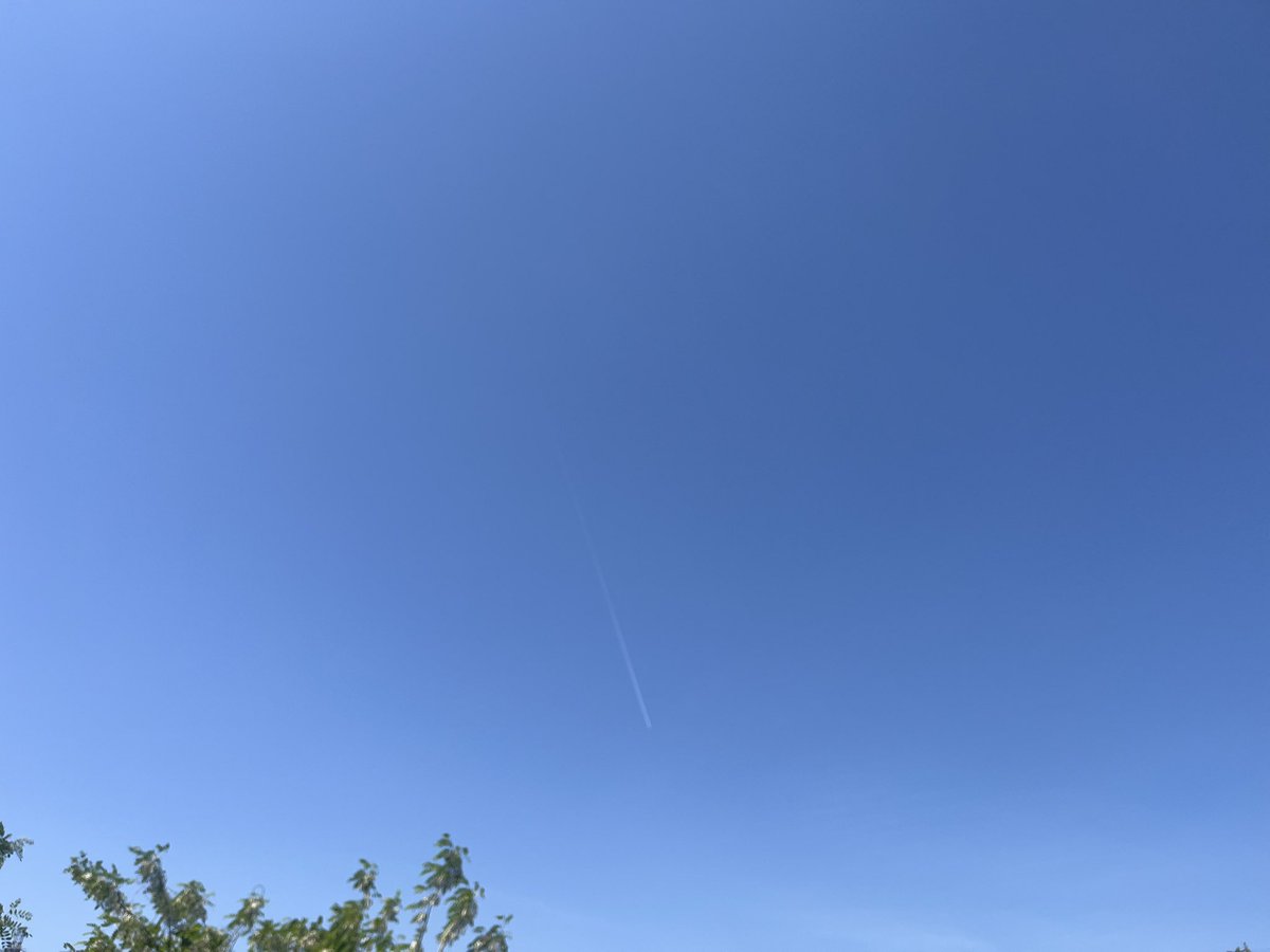 pixyn's tweet photo. 今朝のラン🏃‍♂️
80分12km
飛行機雲以外、雲一つないすごくいい天気で気持ちいい☀️
ジョグ日和ですね😊 https://t.co/9ziFR68aIo