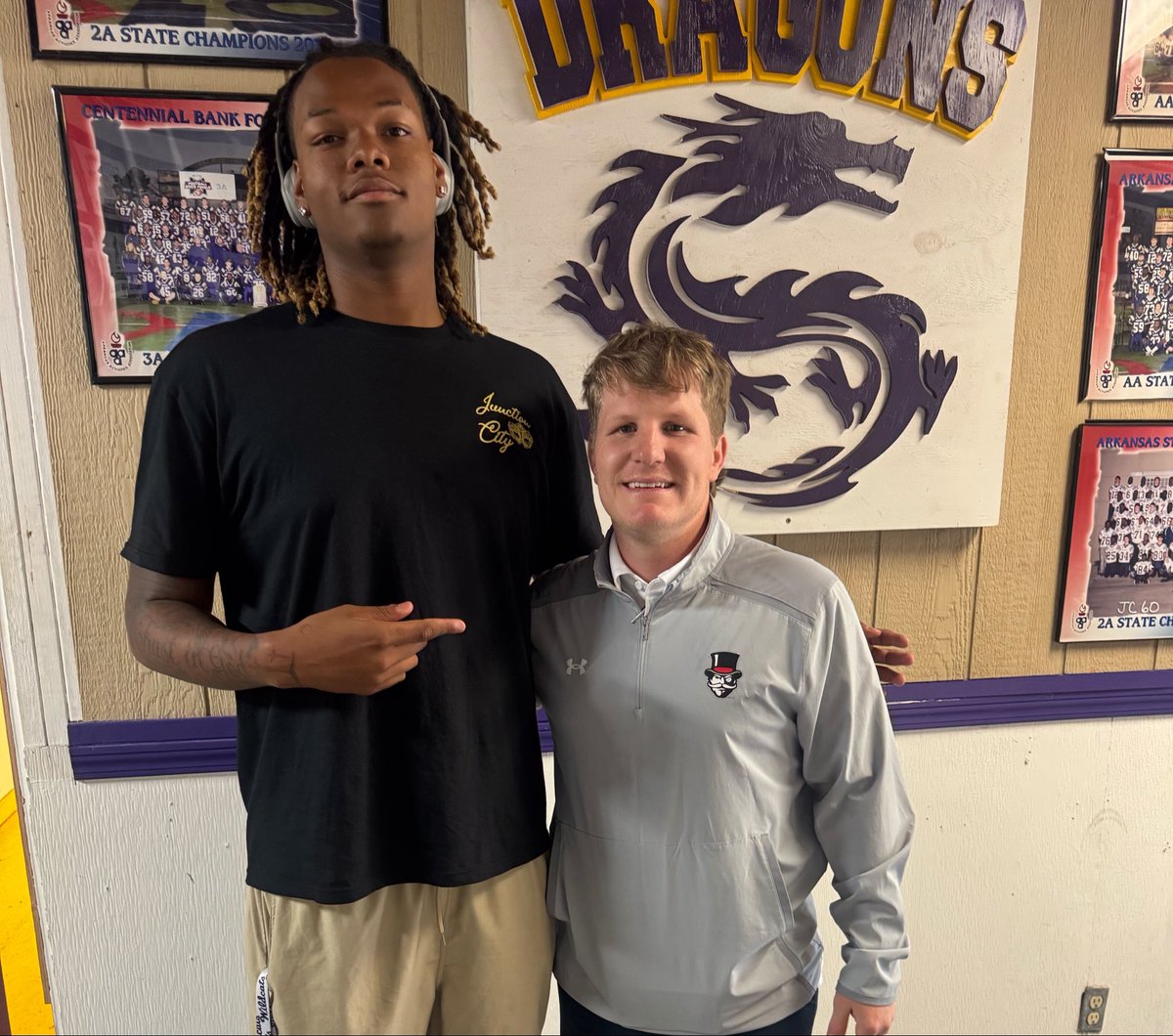 D_Duff77's tweet photo. After a great visit with @lucasreed12 I’m excited to announce that I have received an offer from Austin Peay State University 🎩⚫️🔴 #GoGovs https://t.co/opD4fjqh47