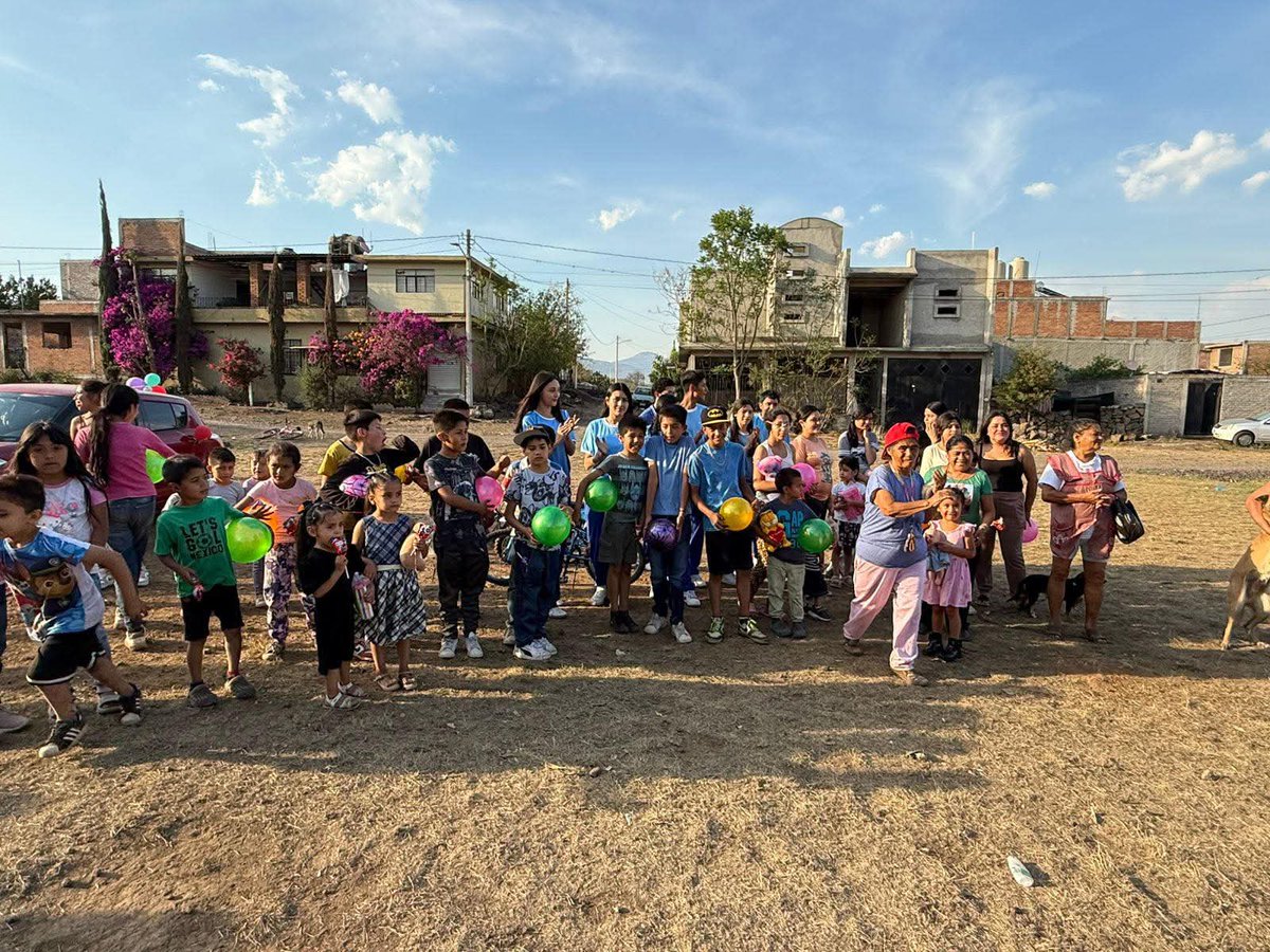 Los estudiantes consientes, saben la felicidad que dan a los niños de las colonias populares, cuando los toman en cuenta