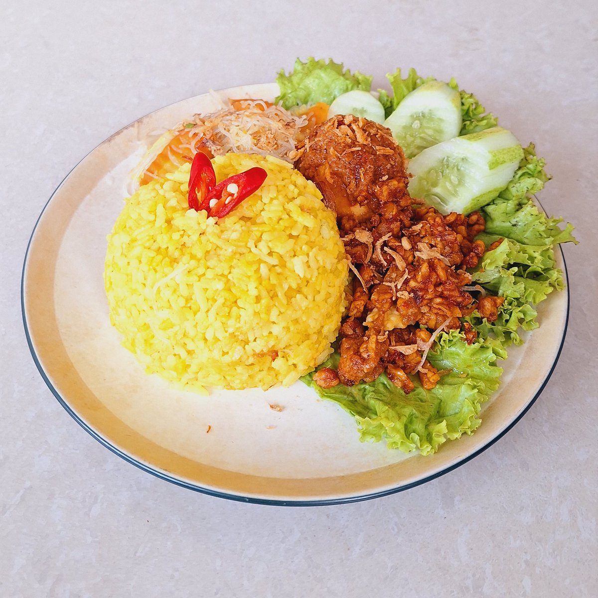 Siapa yang gak doyan nasi kuning? salah satu hidangan andalan sarapan ...