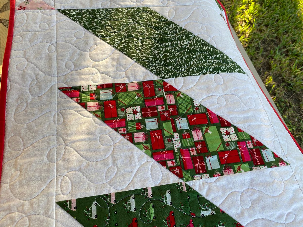 angelhw1956's tweet image. Quilted Christmas Table Runner tuppu.net/7bbd5213 #Etsy #TeaTimeQuiltsnMore #ChristmasDecor