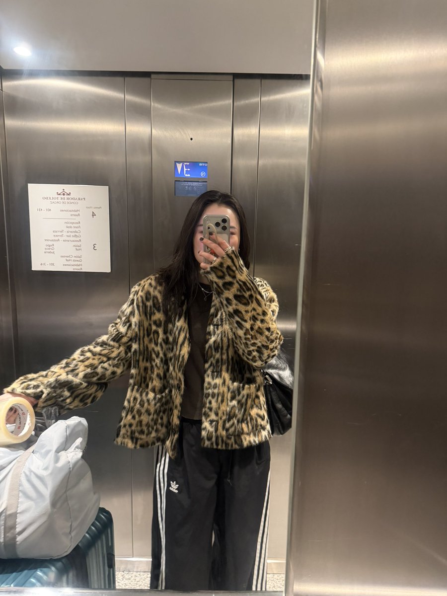 juupeeeee's tweet photo. 스페인 착장 기록

#ootd #outfit #selfie #데일리룩 #오오티디 https://t.co/VMiqnDF5wG