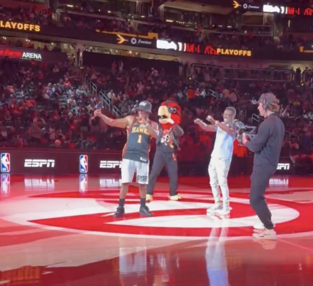 Harry The Hawk tweet media