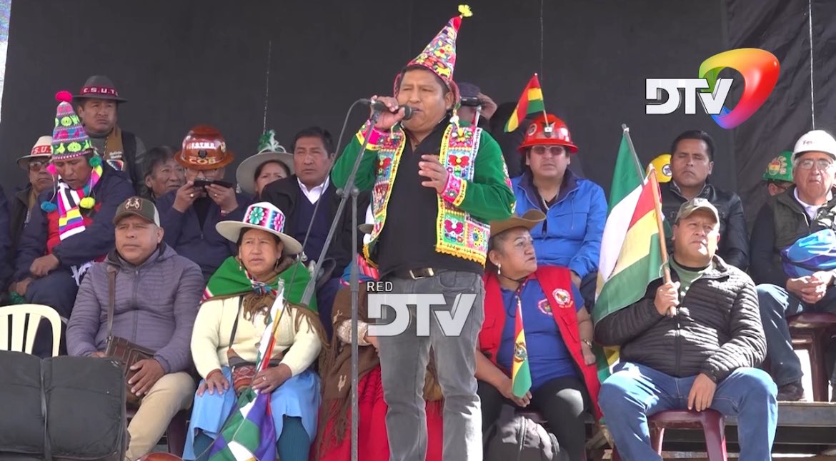 reddtvoficial's tweet photo. El secretario general de la Confederación Sindical Única de Trabajadores Campesinos de Bolivia (#CSUTCB) exhortó a la unidad de las organizaciones sociales durante su intervención en el cabildo de la Central Obrera Boliviana (#COB), advirtiendo que la falta de cohesión podría derivar en acciones de fuerza por parte del Gobierno. En ese marco, cuestionó el trato hacia el sector campesino y denunció actos de discriminación.
🌐 ENTÉRATE MÁS EN LA SIGUIENTE NOTA 🔴⤵️
https://t.co/AmJoDNb6GT