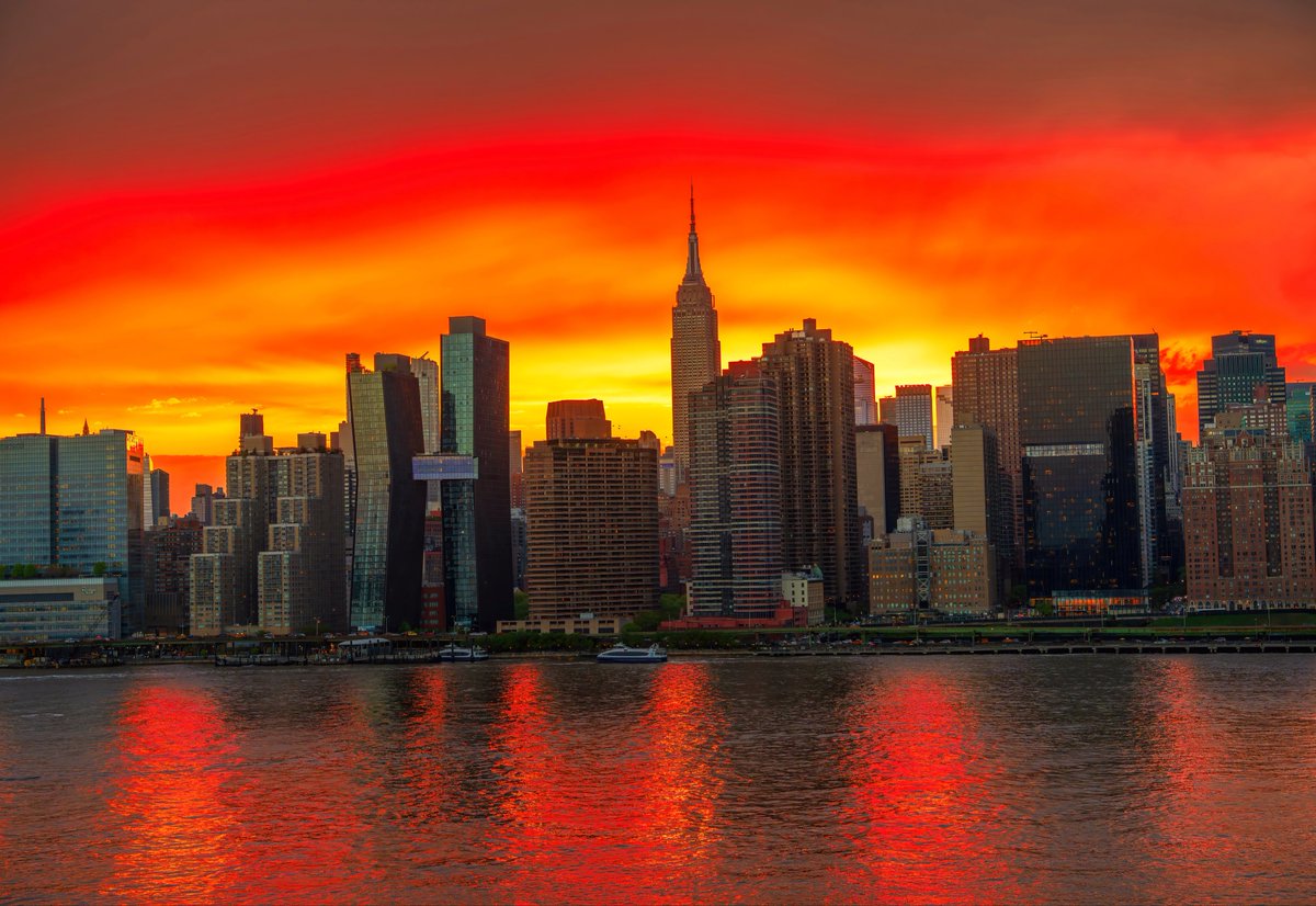 isardasorensen's tweet image. Fiery red and gold #sunset skies tonight in #NYC. #NewYork #NewYorkCity