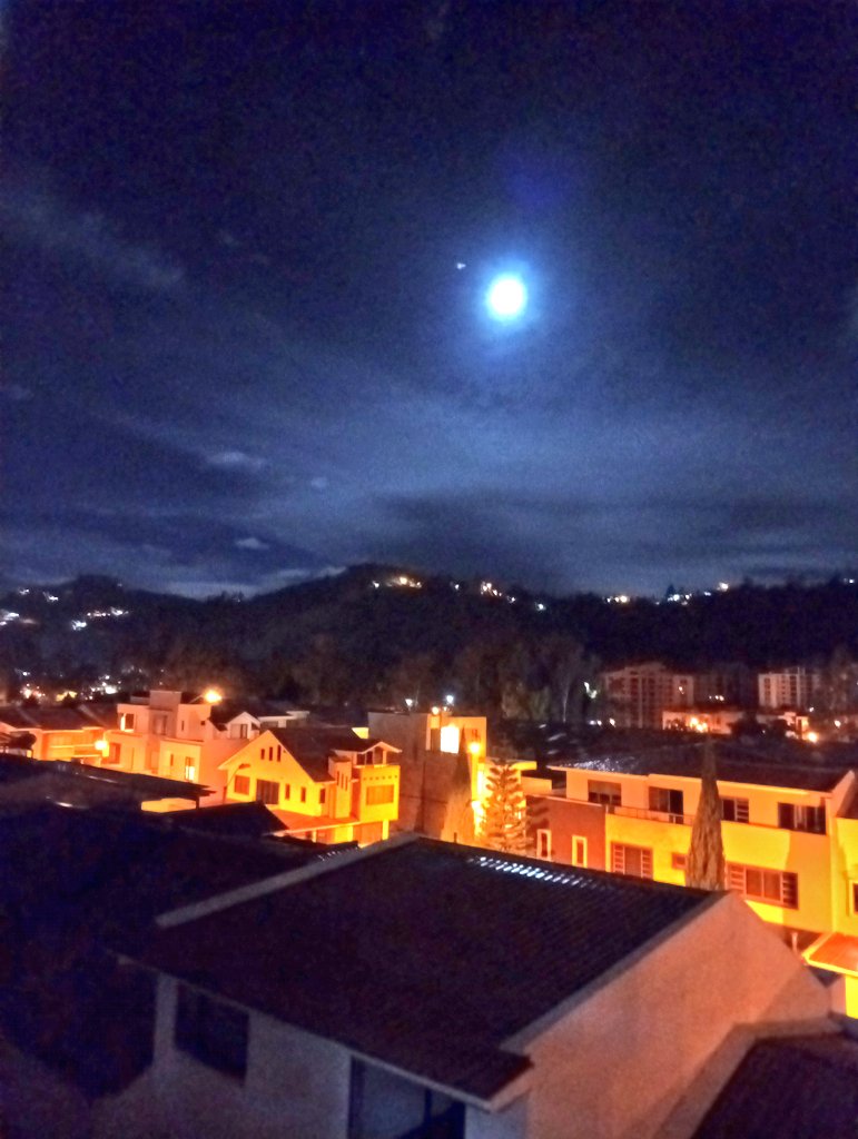 parischiquitoo's tweet image. Luna llena en #Cuenca #Ecuador 🇪🇨