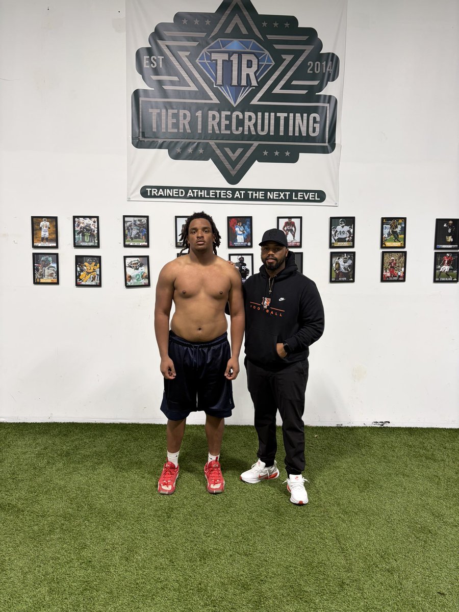 WeGetYouOffers's tweet image. Appreciate my guy @CoachCraw_ (RB coach) at @BG_Football stopping by Tier1 Headquarters today—got to see our athletes putting in that work and showing love by offering our guy @GabrielErvin55 . Big-time support all around 🔥📈 

 #Tier1Recruits #NextLevel #HighSchool #Football