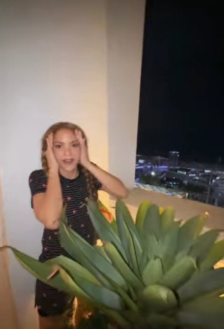 elnacionalpy's tweet photo. SHAKIRA IMPACTADA | 🇧🇷

🔹La estrella colombiana quedó "en shock" al ver a toda la gente que está "acampando" frente al Hotel Copacabana Palace para verla o preparándose para lo que será su gran show gratuito en la playa de Copacabana.

#ElNacional https://t.co/2BM9sQrvIJ