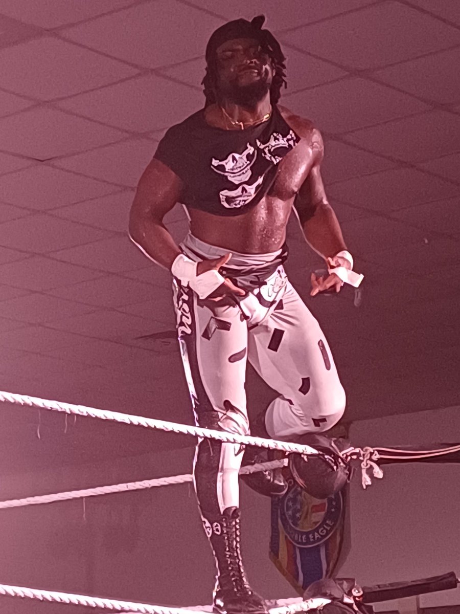Planeta_Wrest's tweet image. Tony D' Angelo retiene el titulo de NXT tras ganar a Saquaon Shugars #NXTLakeland #NXT #WWE