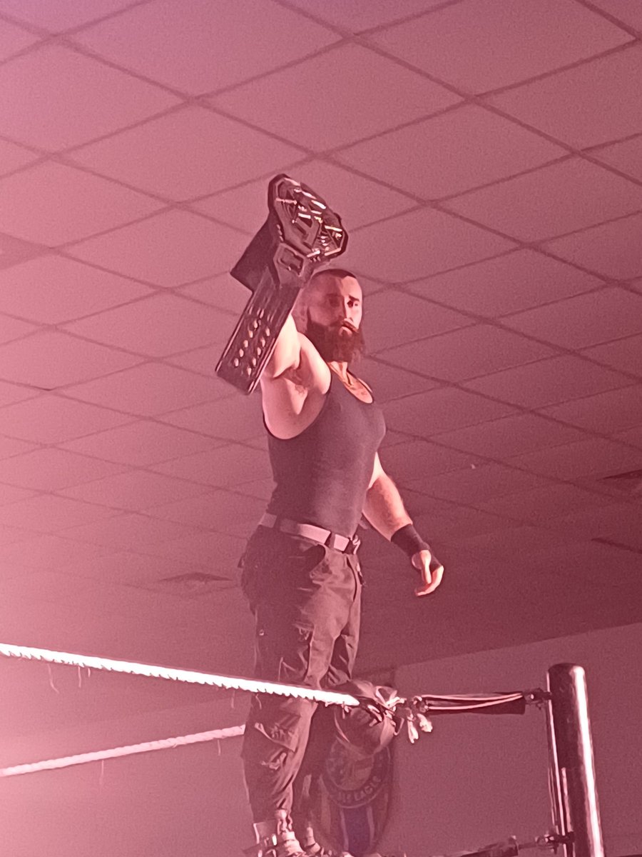 Planeta_Wrest's tweet image. Tony D' Angelo retiene el titulo de NXT tras ganar a Saquaon Shugars #NXTLakeland #NXT #WWE