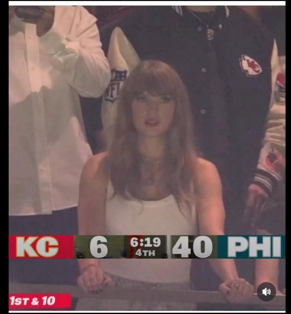 EaglesDiplomat's tweet image. Remember it was rumored that Travis wanted to propose but the Eagles ruined it? That was fun. 😬💚🦅#FlyEaglesFly